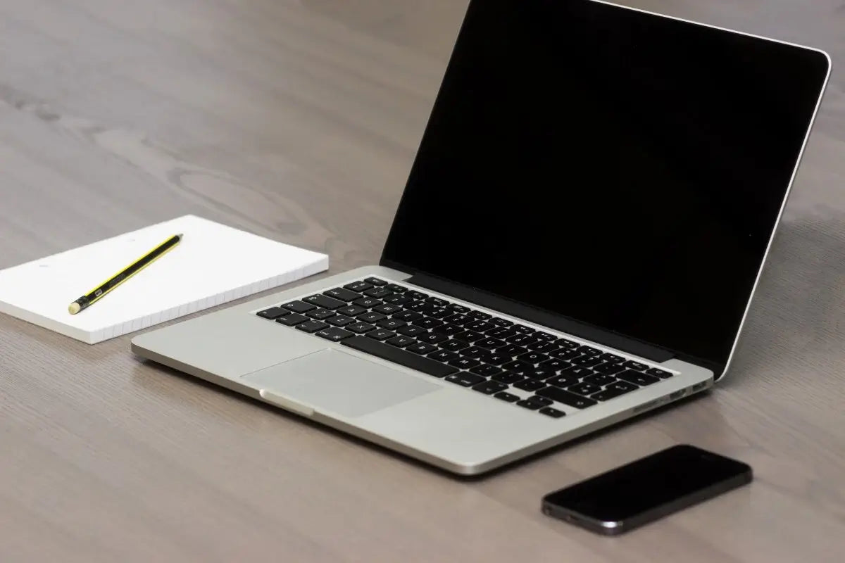 Espacio de consultoría estratégica y desarrollo e-commerce a la medida con una laptop sobre un escritorio para el servicio de acompañamiento directo Prestige.