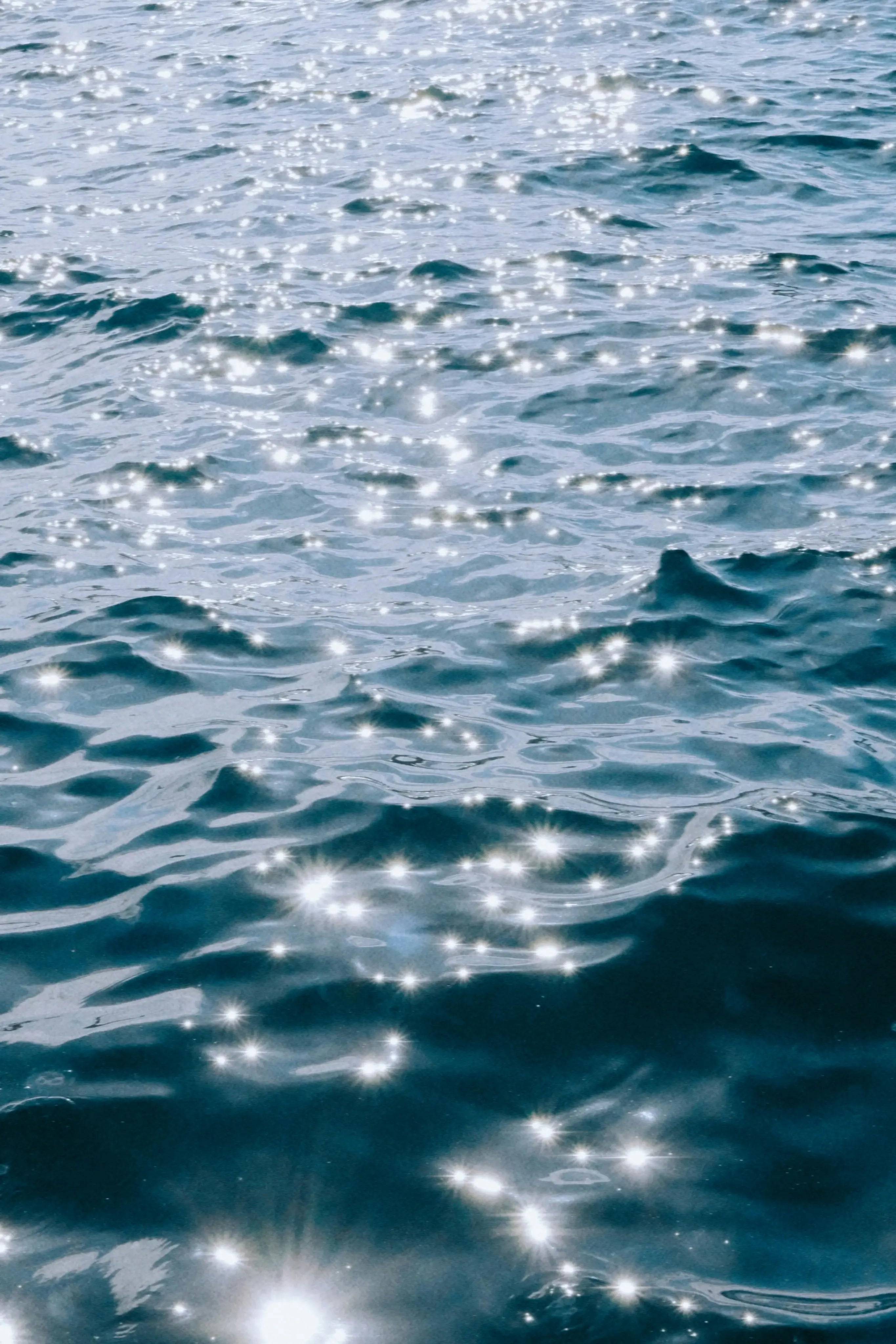 Fotografía conceptual de agua en movimiento con destellos de luz solar que representa la simplicidad y claridad visual en KevinOrtizStudio.